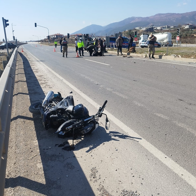 Gaziantep'te motosiklet ile otomobilin çarpması sonucu 3 kişi yaralandı