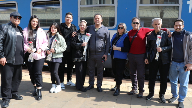 Van-Tahran tren seferleri 5 yıl aradan sonra başladı; yolcular çiçeklerle karşılandı