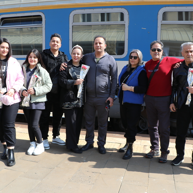 Van-Tahran tren seferleri 5 yıl aradan sonra başladı; yolcular çiçeklerle k...