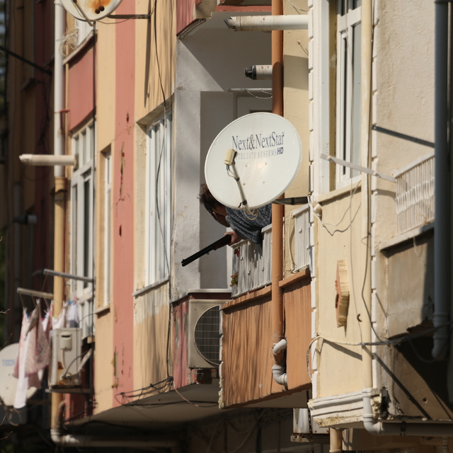 Çanakkale'de tüfekle balkona çıkan şüpheli, kendisini ikna etmeye çalışan k...