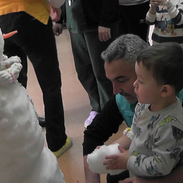 Amasya'da hastanede tedavi gören çocuklara kardan adam sürprizi