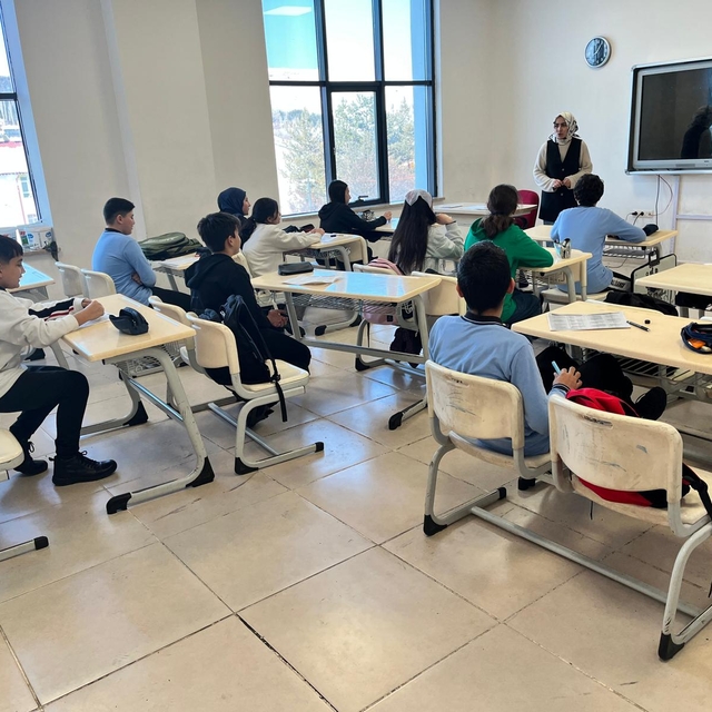 İmranlı'da gönüllü öğretmenler öğrencilere kurs düzenliyor