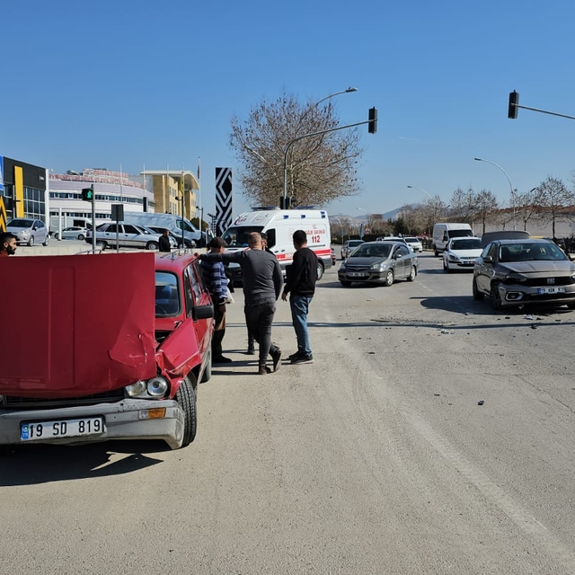 Çorum'da 2 otomobilin çarpışması sonucu 2 kişi yaralandı