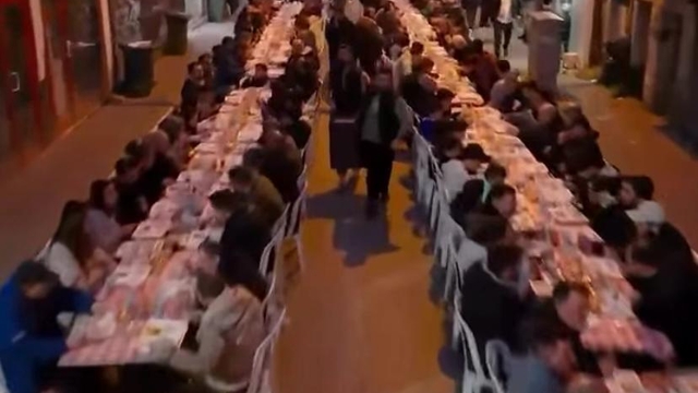 Bursa'da iki mahallenin gençleri tarafından düzenlenen iftara yaklaşık 2 bin kişi katıldı