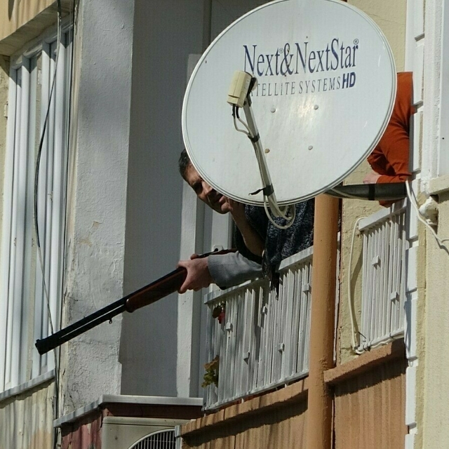 Balkondan av tüfeğiyle ateş açtı: 1 yaralı