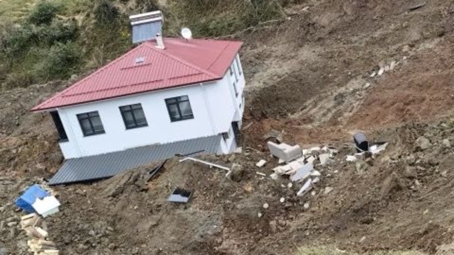 Artvin'de heyelan; 2 katlı ev 50 metre sürüklendi