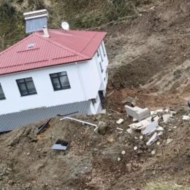 Artvin'de heyelan; 2 katlı ev 50 metre sürüklendi