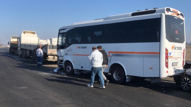 Tekirdağ'da işçi servisi ile tırın çarpıştığı kazada 7 kişi hafif yaralandı