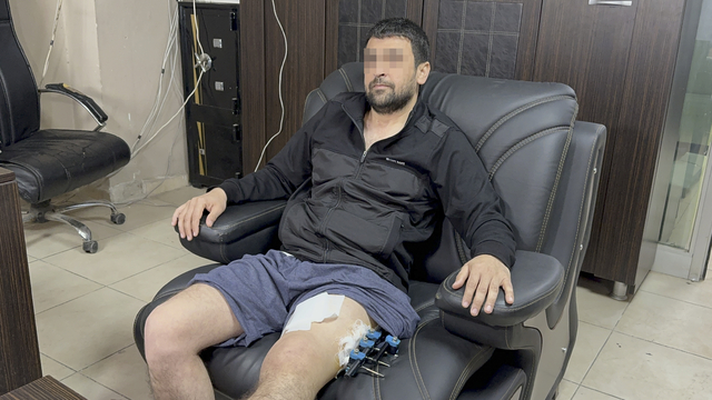 Ağabeyine silahla ateş etmek isteyen kişiyi yakalamaya çalışırken bacağından vuruldu