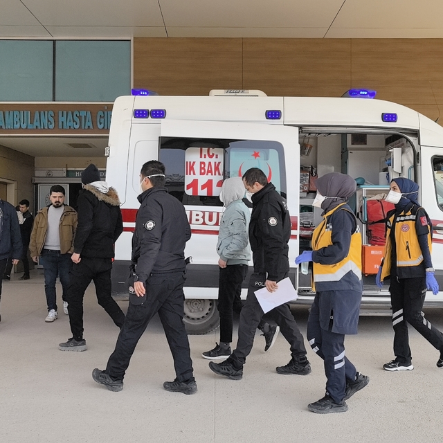 Başkasına ait kimlikle tedavi olmaya geldikleri sağlık merkezinde yakalandı...