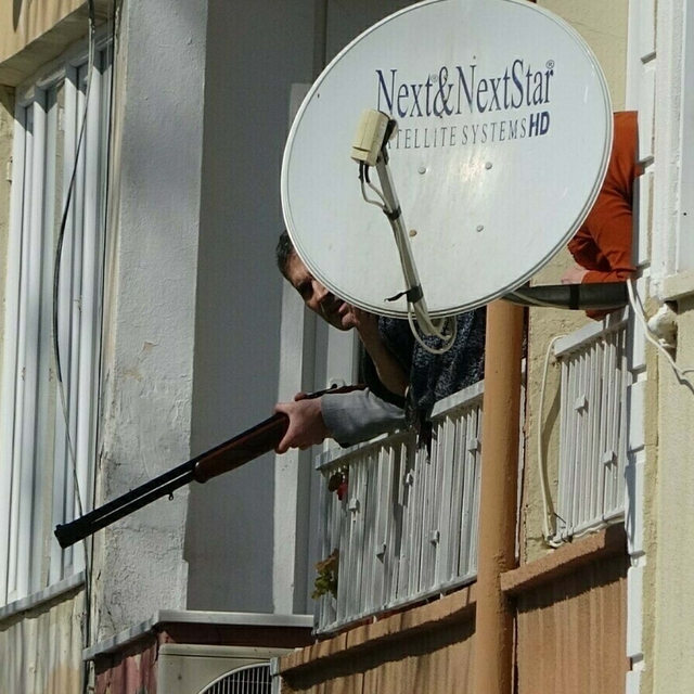 Annesini rehin aldı, komşusunu yaraladı, polislere ateş açtı; çatışmada öld...