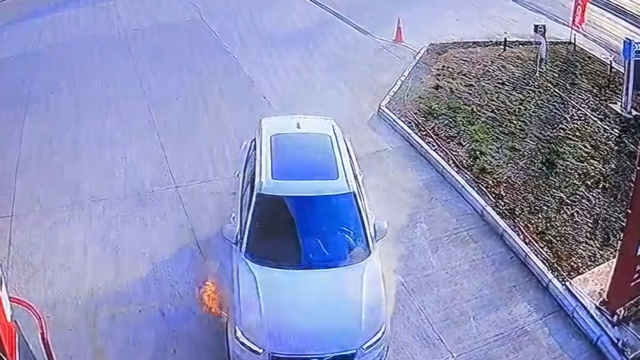 Arıza yapan cip akaryakıt istasyonunda alev aldı; o anlar kamerada