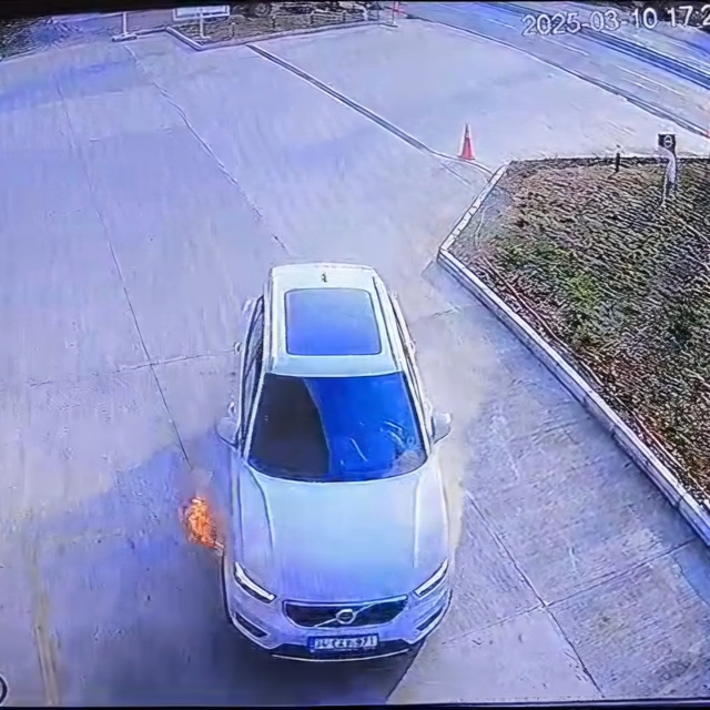 Arıza yapan cip akaryakıt istasyonunda alev aldı; o anlar kamerada