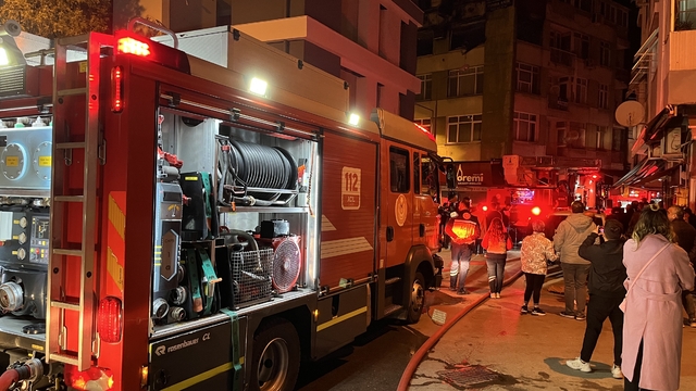 İzmir'de korkutan ev yangını: 1 kişi dumandan etkilendi