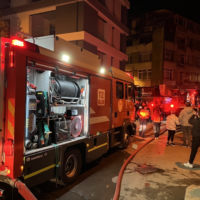 İzmir'de korkutan ev yangını: 1 kişi dumandan etkilendi