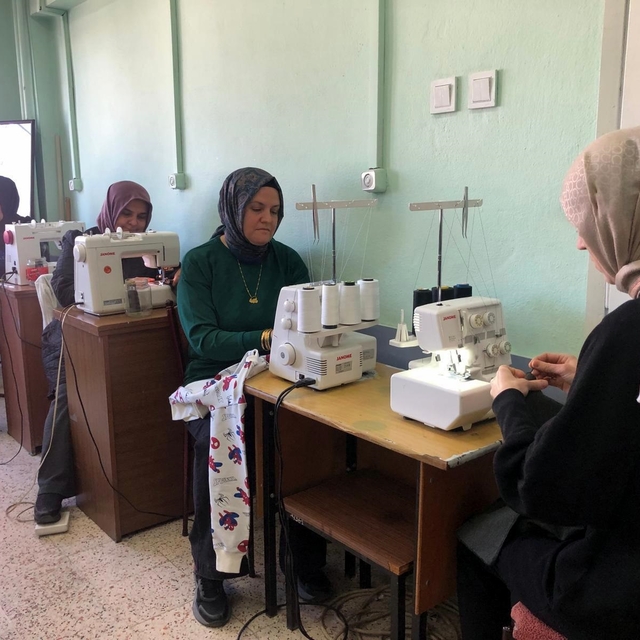 İhtiyaç sahibi çocukların bayramlıkları kursiyerlerinden