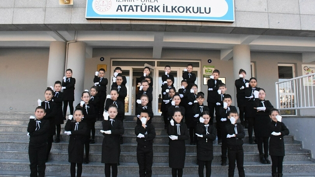 İzmir'de ilkokul öğrencileri, İstiklal Marşı'nı işaret diliyle okudu