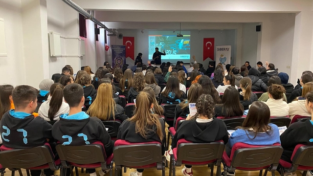 Tekirdağ'da öğrenciler siber suçlara karşı bilgilendiriliyor