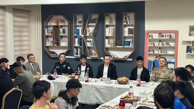 Çaldıran Kaymakamı Bakan, öğrencilerle iftar yaptı