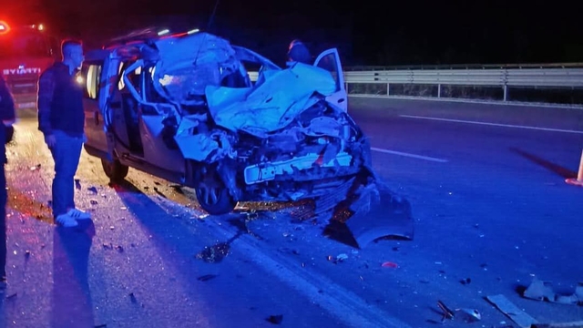 Anadolu Otoyolu'nda tıra çarpan otomobildeki 1 kişi öldü, 3 kişi yaralandı