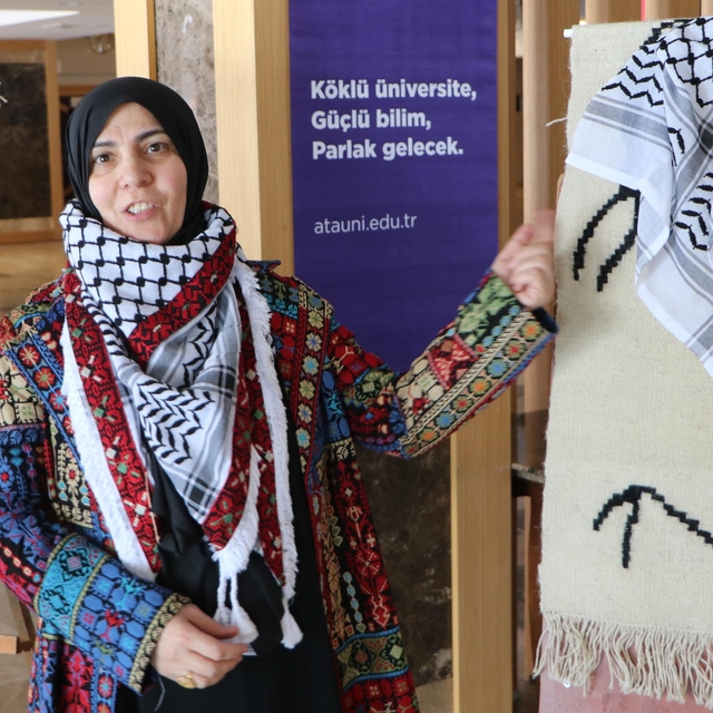 Gazzeli kadınların 'sessiz çığlığı'nı kilime ilmek ilmek işledi