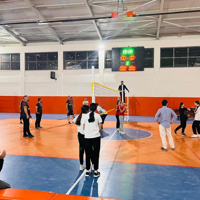 Eskil Kaymakamı Yurddaş, teravih namazı sonrasında öğrencilerle voleybol oy...