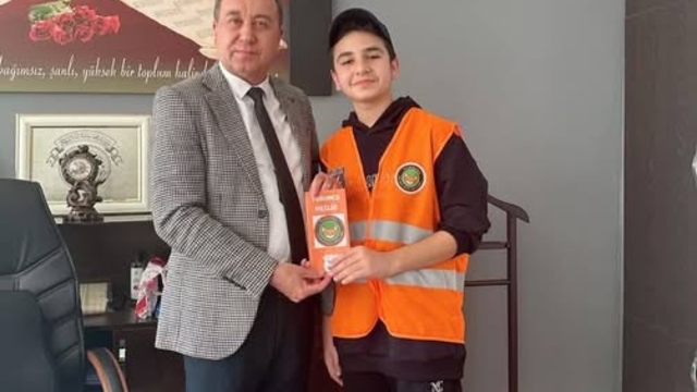 Kumluca'da öğrencilerden "Bir Koli İyilik Binlerce Gülüş" projesi