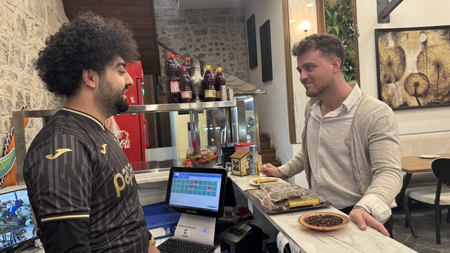 Restoranın kasada dağıttığı mamalarla sahipsiz kedileri besliyorlar