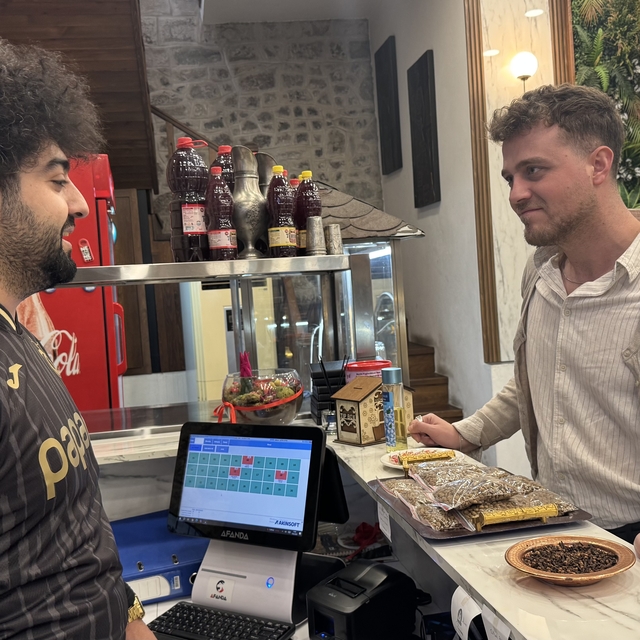 Restoranın kasada dağıttığı mamalarla sahipsiz kedileri besliyorlar