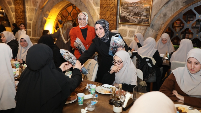 Bitlis Belediye Başkanı Tanğlay, Kur'an kursu öğrencileriyle iftar yaptı