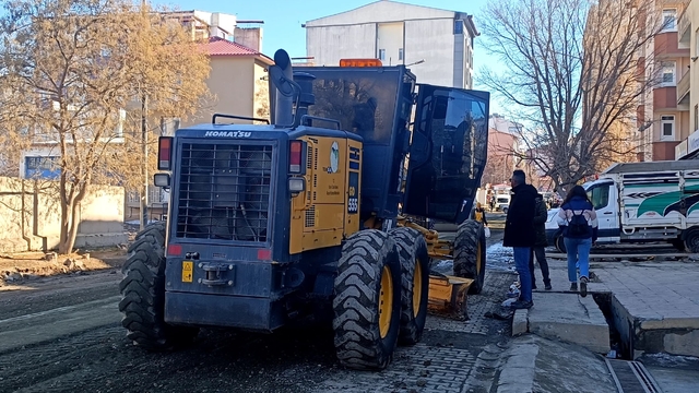 Kağızman'da bozulan yollar onarılıyor