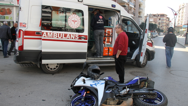 Serik'te otomobille çarpışan motosikletin sürücüsü yaralandı