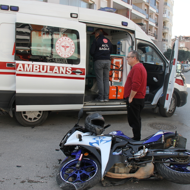 Serik'te otomobille çarpışan motosikletin sürücüsü yaralandı