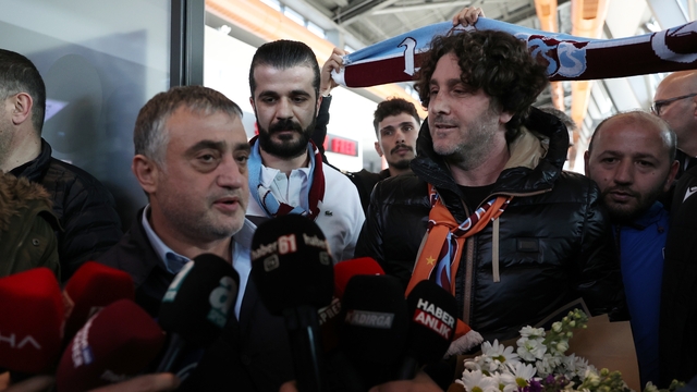 Trabzonspor taraftarı, Fatih Tekke'yi sevgi gösterileriyle karşıladı