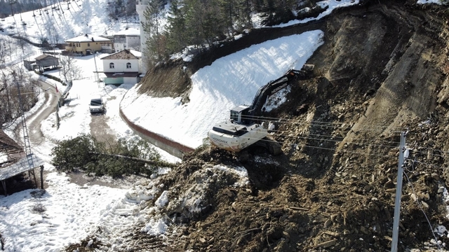Sinop'ta heyelanda kapanan köy yolu ulaşıma açıldı