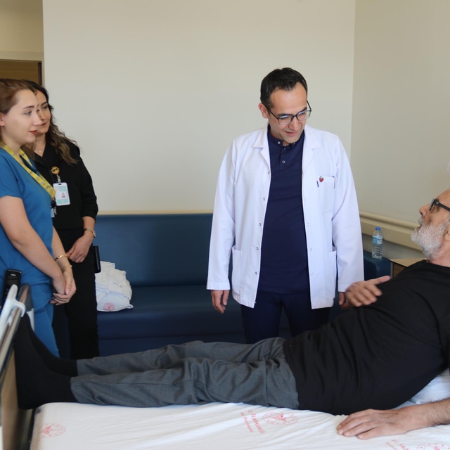 Kalbinde delik olan hasta, kasıktan anjiyografi yöntemiyle sağlığına kavuşt...