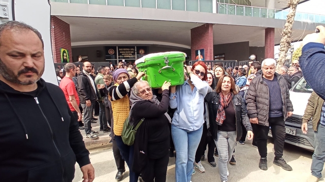 2 aylık eşi tarafından satırla öldürülen Sevcan'ın tabutunu kadınlar taşıdı