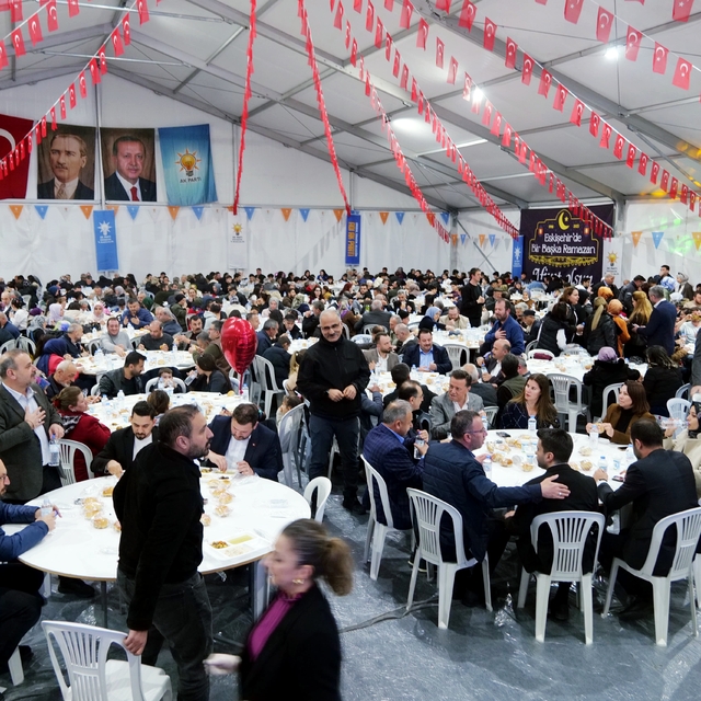 AK Parti Eskişehir İl Başkanlığı iftar sofrasında vatandaşları buluşturuyor