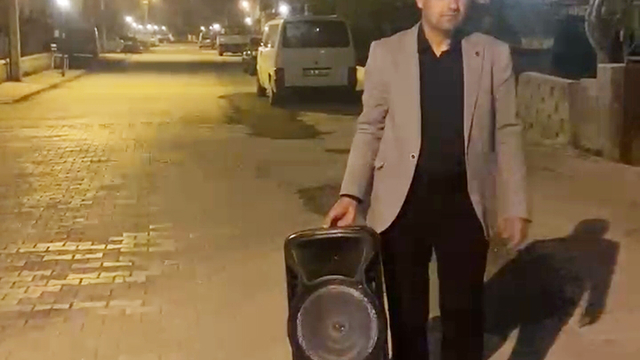 Davulcu gelmeyen mahallenin muhtarı hoparlör ile sahura kaldırıyor