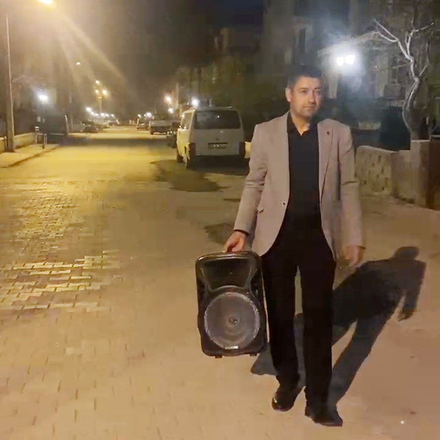 Davulcu gelmeyen mahallenin muhtarı hoparlör ile sahura kaldırıyor