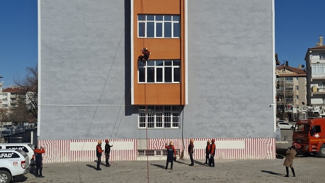 Kırşehir'de öğrenciler için deprem tatbikatı yapıldı