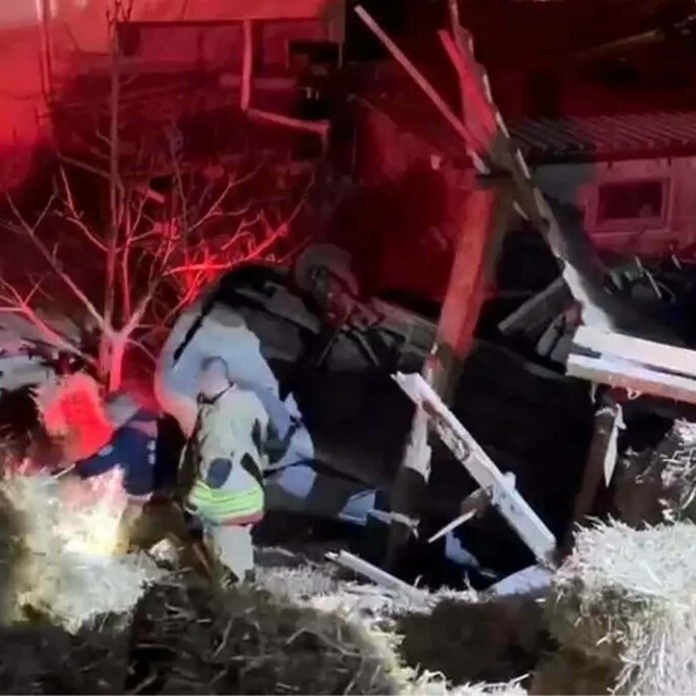 Manisa'da motosikletle çarpışan otomobil evin bahçesine uçtu: 1 ölü, 2 yara...