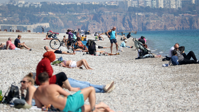 Sıcaklık 20 dereceyi buldu, Antalya'da sahiller doldu