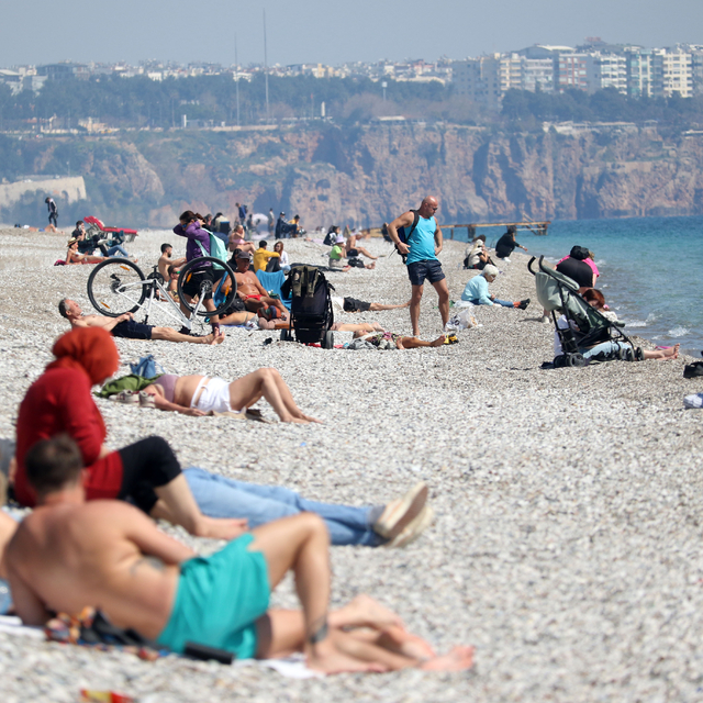 Sıcaklık 20 dereceyi buldu, Antalya'da sahiller doldu