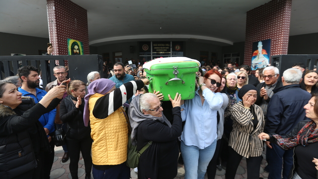 Antalya'da eşinin bıçak ve satırla öldürdüğü kadın hemşirenin cenazesi Hatay'da defnedildi