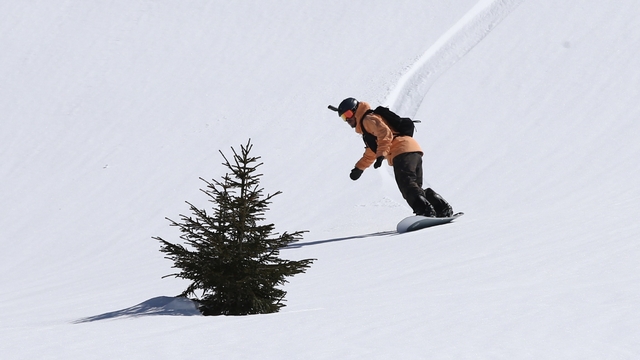 Kümbet Yaylası'nın karlı yamaçlarında snowboard etkinliği yapıldı