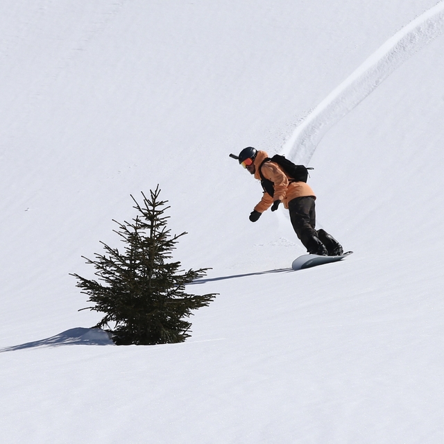 Kümbet Yaylası'nın karlı yamaçlarında snowboard etkinliği yapıldı