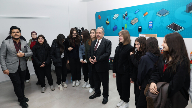 Başkan Yalçın, Espor ve İnovasyon Merkezi'ni ziyaret etti