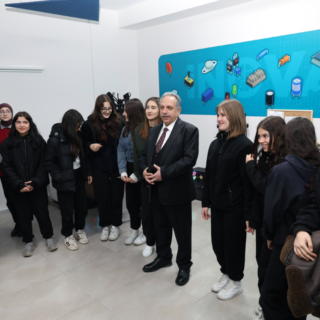 Başkan Yalçın, Espor ve İnovasyon Merkezi'ni ziyaret etti