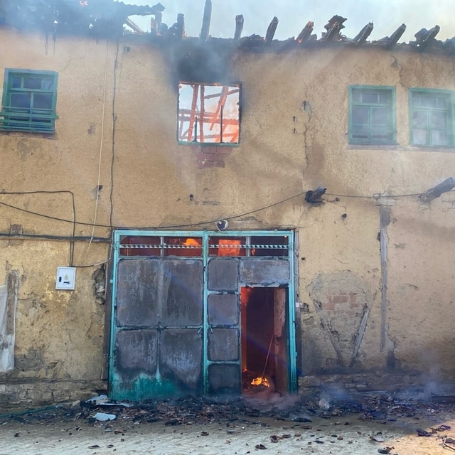 Uşak'ta çıkan yangında 3 ev zarar gördü